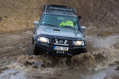 Kışın, tuzak aracın arazi her nehirden çekti Rus SUV'lar çamur rally    