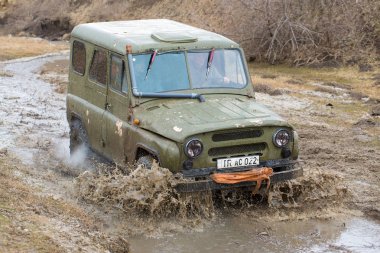 Kışın, tuzak aracın arazi her nehirden çekti Rus SUV'lar çamur rally    