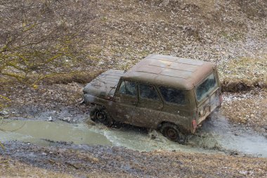 Kışın, tuzak aracın arazi her nehirden çekti Rus SUV'lar çamur rally    