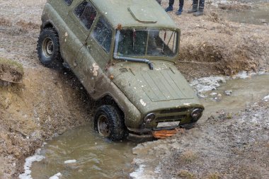 Kışın, tuzak aracın arazi her nehirden çekti Rus SUV'lar çamur rally    