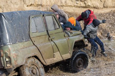 Kışın, tuzak aracın arazi her nehirden çekti Rus SUV'lar çamur rally    