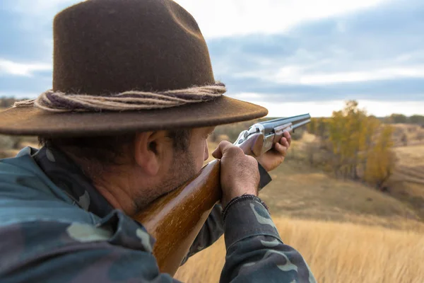 Κυνηγός Ένα Καπέλο Και Ένα Πυροβόλο Όπλο Αναζήτηση Θήραμα Στη — Φωτογραφία Αρχείου