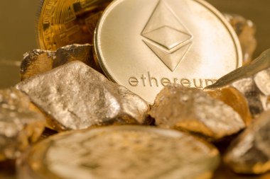 Kripto altın sikkeler - Bitcoin, Ethereum, Litecoin altın külçelerin arka planında. Sanal para kavramı.
