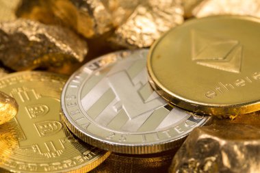 Kripto altın sikkeler - Bitcoin, Ethereum, Litecoin altın külçelerin arka planında. Sanal para kavramı.