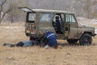 Bir SUV kir ve su tekerleklerin altında dışarı rips. Yakın çekim tüm arazi aracı.