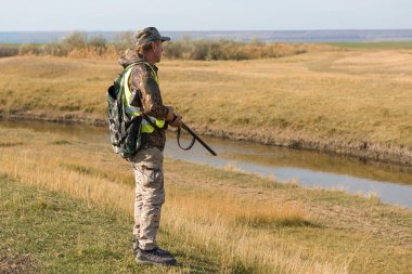 Bir Alman drathaar ve İspanyol, güvercin ile yansıtıcı yelek köpeklerde avcılık avcı