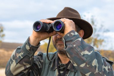 Bir şapka ve bir silah bozkır, avını arayan avcı av için amaçlamaktadır