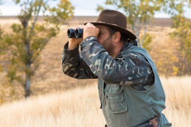 Bir şapka ve bir silah bozkır, avını arayan avcı av için amaçlamaktadır