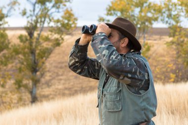 Bir şapka ve bir silah bozkır, avını arayan avcı av için amaçlamaktadır