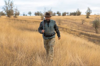 Bir şapka ve bir silah bozkır, avını arayan avcı av için amaçlamaktadır