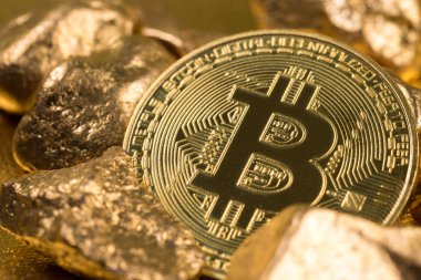 Kripto altın sikkeler - Bitcoin, Ethereum, Litecoin altın külçelerin arka planında. Sanal para kavramı.