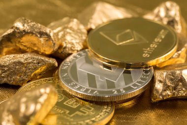 Kripto altın sikkeler - Bitcoin, Ethereum, Litecoin altın külçelerin arka planında. Sanal para kavramı.