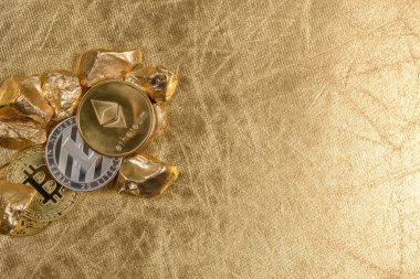 Kripto altın sikkeler - Bitcoin, Ethereum, Litecoin altın külçelerin arka planında. Sanal para kavramı.