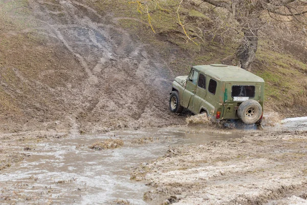 Leállt Suv Rip Szennyeződéseket Vizet Kerekek Közeli Terepjáróval — Stock Fotó