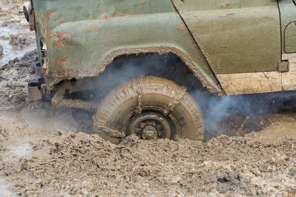 Stalled Suv Rips Out Dirt Water Wheels Close All Terrain — Stock Photo, Image