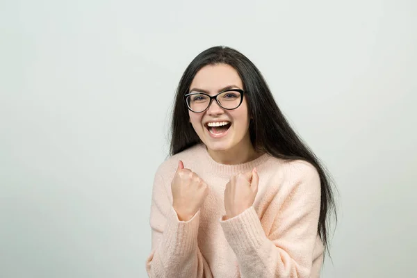Щаслива Молода Біла Жінка Рожевому Джемпері Емоційний Портрет Дівчини Жестами — стокове фото