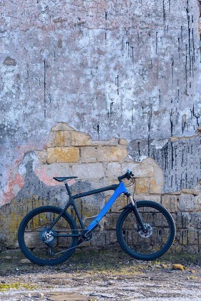 Vintage Tuğla Duvar Eski Beton Ile Modern Mavi Dağ Bisikleti — Stok fotoğraf