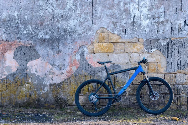 Modern Blå Mountainbike Står Vintage Tegelvägg Med Gammal Betong — Stockfoto