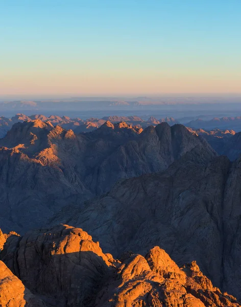 Bergskedja Med Synliga Silhuetter Genom Färgglada Morgondimman Fantastisk Panorama Sinai — Stockfoto