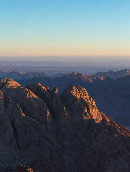 Bergskedja Med Synliga Silhuetter Genom Färgglada Morgondimman Fantastisk Panorama Sinai — Stockfoto