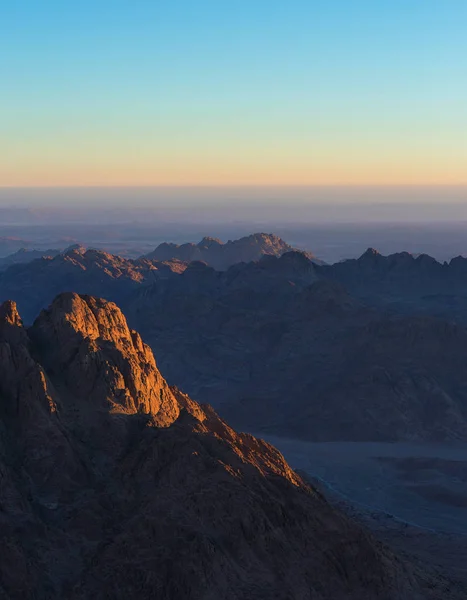 Bergskedja Med Synliga Silhuetter Genom Färgglada Morgondimman Fantastisk Panorama Sinai — Stockfoto