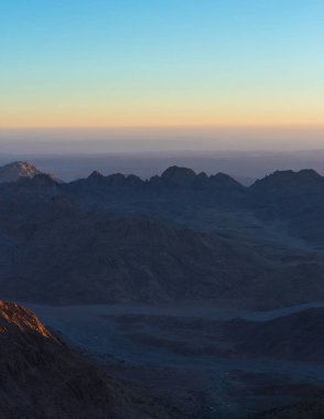 Dağ silsilesi ile sabah renkli sis aracılığıyla görünür siluetleri, Amazing panorama adlı Sina dağlar