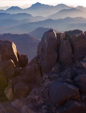 Dağ silsilesi ile sabah renkli sis aracılığıyla görünür siluetleri, Amazing panorama adlı Sina dağlar