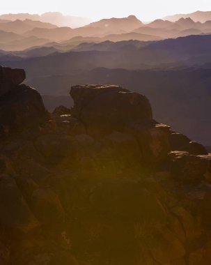 Dağ silsilesi ile sabah renkli sis aracılığıyla görünür siluetleri, Amazing panorama adlı Sina dağlar
