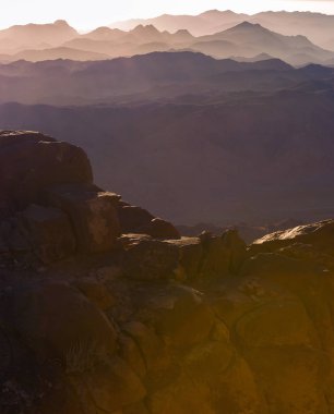 Dağ silsilesi ile sabah renkli sis aracılığıyla görünür siluetleri, Amazing panorama adlı Sina dağlar