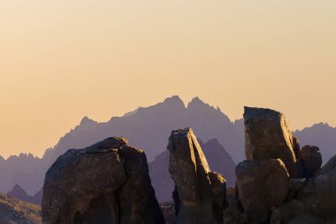 Dağ silsilesi ile sabah renkli sis aracılığıyla görünür siluetleri, Amazing panorama adlı Sina dağlar