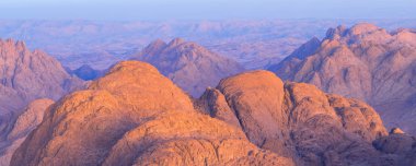 Dağ silsilesi ile sabah renkli sis aracılığıyla görünür siluetleri, Amazing panorama adlı Sina dağlar