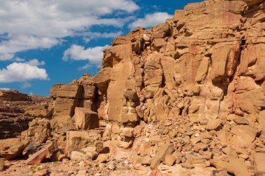Renkli Kanyon South Sinai (Mısır) Yarımadası'nda bir rock oluşumdur. Çöl kayalar çok renkli kumtaşı arka plan.