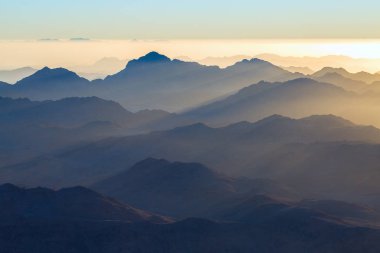 Dağ silsilesi ile sabah renkli sis aracılığıyla görünür siluetleri, Amazing panorama adlı Sina dağlar