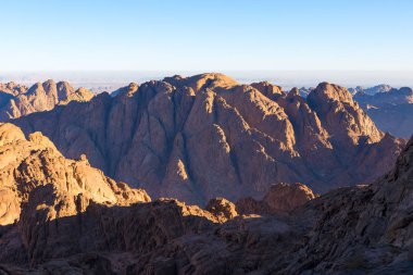 Dağ silsilesi ile sabah renkli sis aracılığıyla görünür siluetleri, Amazing panorama adlı Sina dağlar