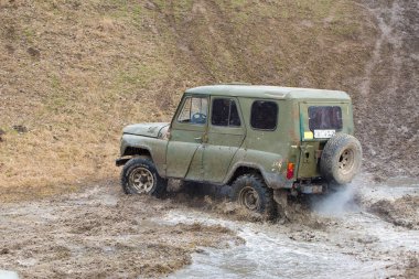 Kışın, tuzak aracın arazi her nehirden çekti Rus SUV'lar çamur rally    