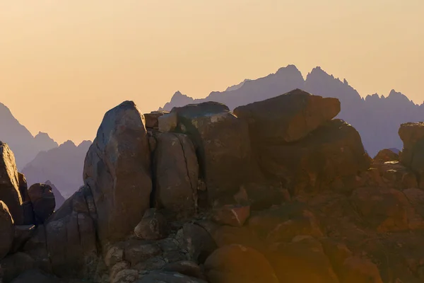 Гірський Хребет Видимими Силуети Через Барвисті Ранковий Туман Amazing Панораму — стокове фото