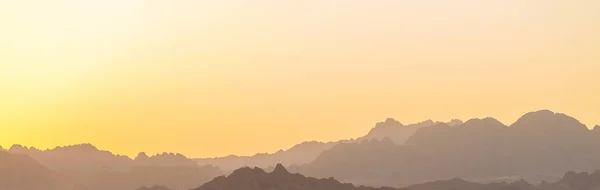 Гірський Хребет Видимими Силуети Через Барвисті Ранковий Туман Amazing Панораму — стокове фото