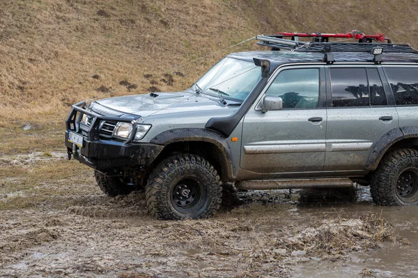 Rajd Rosyjski Suv Błocie Zimie Uwięzionych Terenowy Wycofał Się Rzeki — Zdjęcie stockowe