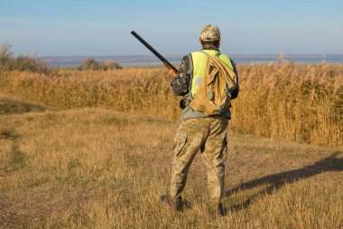Bir şapka ve bir silah bozkır, avını arayan avcı av için amaçlamaktadır