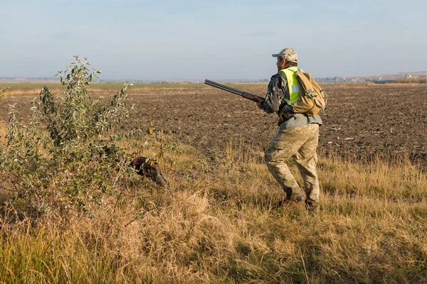 Jägare Med Hatt Och Pistol Jakt Efter Byten Stäppen Syftar — Stockfoto