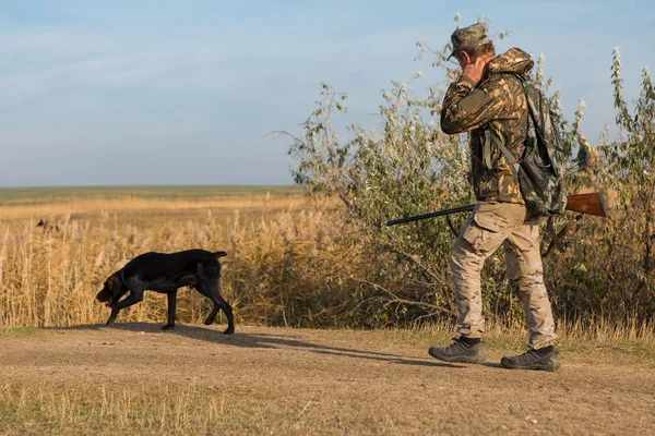 Hunter Con Arma Sus Manos Contra Cielo Azul Caza Faisanes — Foto de Stock