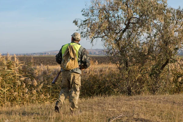 Hunter Met Een Hoed Een Pistool Zoek Naar Prooi Steppe — Stockfoto