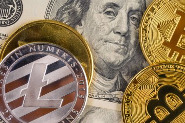 Şifreli altın sikkeler - Bitcoin, Ethereum, Litecoin 100 dolarlık banknotun arka planına karşı. Sanal para kavramı.