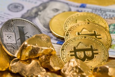 Şifreli altın sikkeler - Bitcoin, Ethereum, Litecoin 100 dolarlık banknotun arka planına karşı. Sanal para kavramı.