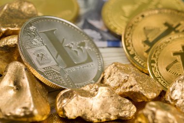 Şifreli altın sikkeler - Bitcoin, Ethereum, Litecoin 100 dolarlık banknotun arka planına karşı. Sanal para kavramı.