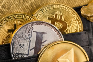 Şifreli altın sikkeler - Bitcoin, Ethereum, Litecoin 100 dolarlık banknotun arka planına karşı. Sanal para kavramı.