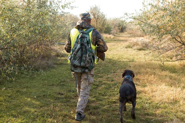 Hunter Com Uma Arma Nas Mãos Contra Céu Azul Caça — Fotografia de Stock