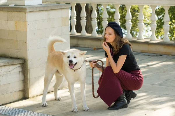 Girl Blue Wall Beret Skirt — Stock Photo, Image