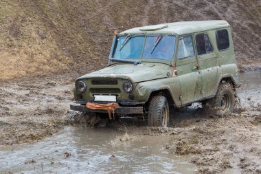 Kışın, tuzak aracın arazi her nehirden çekti Rus SUV'lar çamur rally   