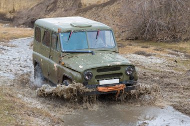 Kışın, tuzak aracın arazi her nehirden çekti Rus SUV'lar çamur rally   